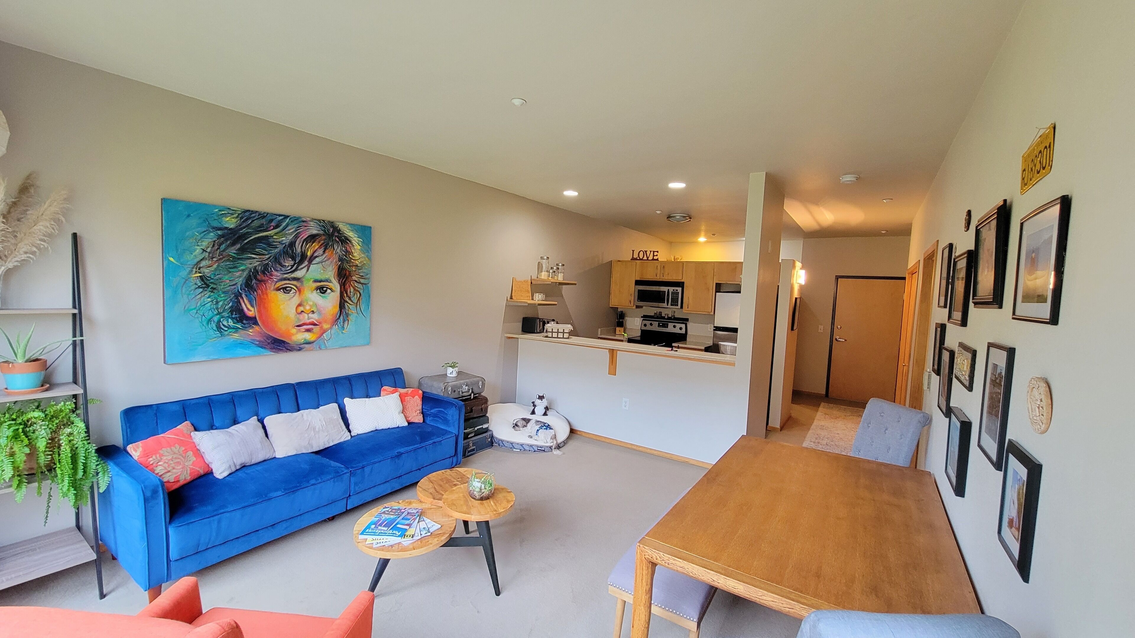 Boho style, bright 1 bedroom + Den in the heart of the Pearl