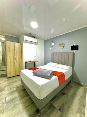 Laptop workspace, free WiFi, bed sheets - HOTEL NAKAMA  (Medellín)