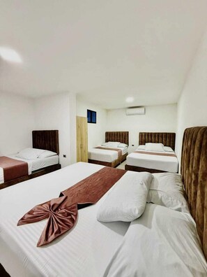 Family Room | Laptop workspace, free WiFi, bed sheets - HOTEL NAKAMA  (Medellín)