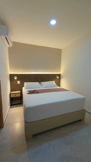 Standard Double Room | Laptop workspace, free WiFi, bed sheets - HOTEL NAKAMA  (Medellín)