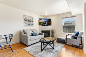 Smart-TV, Kamin, Videospiele, Stereoanlage