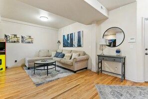 Smart-TV, Kamin, Videospiele, Stereoanlage