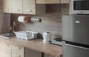 Refrigerador, parrilla de estufa y utensilios de cocina 