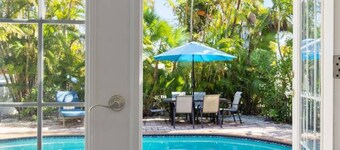 Seashell Shack! Fall rate drop! 1 block to beach!