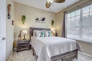 3 quartos, escrivaninha, ferros/tábuas de passar roupa, berço de viagem