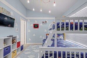 3 chambres, bureau, fer et planche à repasser, lit parapluie