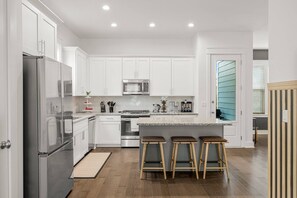 Kylskåp, mikrovågsugn, ugn och spishäll