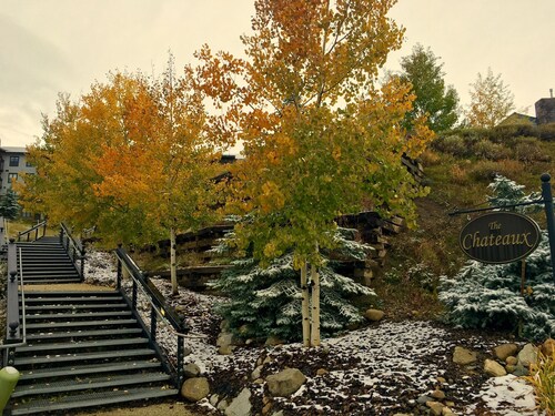 Mt. Crested Butte first-floor condo - Pool & Hot Tub - Walk or bus to ski base
