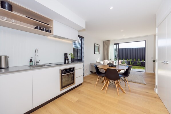 Fridge, microwave, oven, stovetop - Luxury 3 Bedroom Wanaka Townhouse (Albert Town)