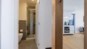 A modern kitchen with an oven and a dining area. - Luxury 3 Bedroom Wanaka Townhouse (Albert Town)