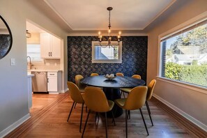 Dining - Multigenerational families, work groups, friends, gather a block from Greenlake! (Seattle)