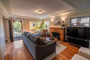 Smart TV, fireplace, video games, books - Multigenerational families, work groups, friends, gather a block from Greenlake! (Seattle)