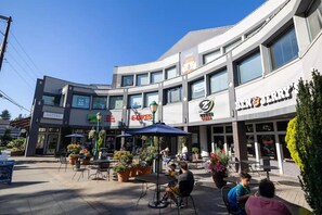 Outdoor dining - Multigenerational families, work groups, friends, gather a block from Greenlake! (Seattle)