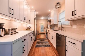 Fridge, microwave, oven, stovetop - Multigenerational families, work groups, friends, gather a block from Greenlake! (Seattle)