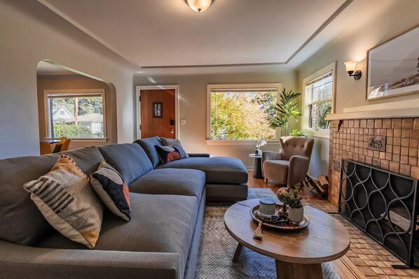 Smart TV, fireplace, video games, books - Multigenerational families, work groups, friends, gather a block from Greenlake! (Seattle)