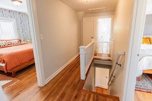 5 室のベッドルーム、デスク、アイロン / アイロン台、旅行用ベビーベッド