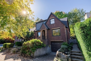 Exterior - Multigenerational families, work groups, friends, gather a block from Greenlake! (Seattle)