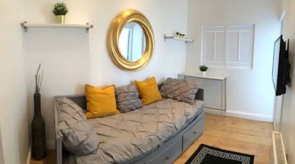 Interior - Pristine and Cosy Room near Edgware Tube Station (Edgware)