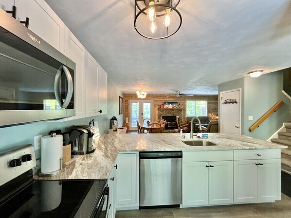 Fridge, microwave, oven, stovetop - ❄️ Forest View | Walkable to Slopes | Pet Friendly Overlooking Forbes Forest 🌲 (Somerset)