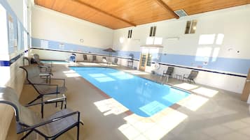 Una piscina techada, abierta desde las 07:00 hasta las 23:00, sombrillas