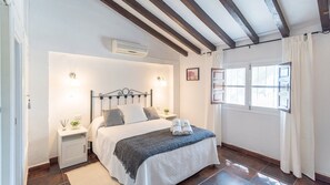 3 slaapkamers, een strijkplank/strijkijzer, wifi