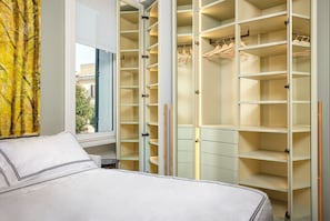 2 Schlafzimmer, Schreibtisch, Bügeleisen/Bügelbrett, Reisekinderbett