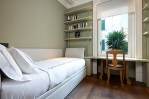 2 間睡房、書桌、熨斗/熨衫板、可攜式嬰兒床