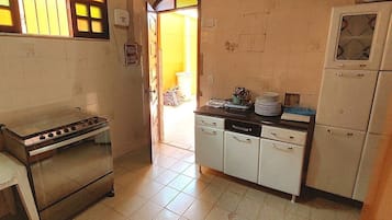 Family House | Private kitchen | Microwave, oven, cookware/dishes/utensils