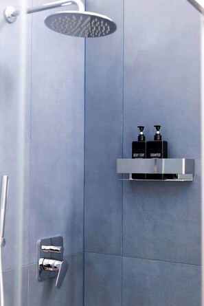 Doccia, asciugacapelli, bidet, asciugamani