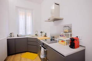 Frigorifero, forno, piano cottura, lavastoviglie
