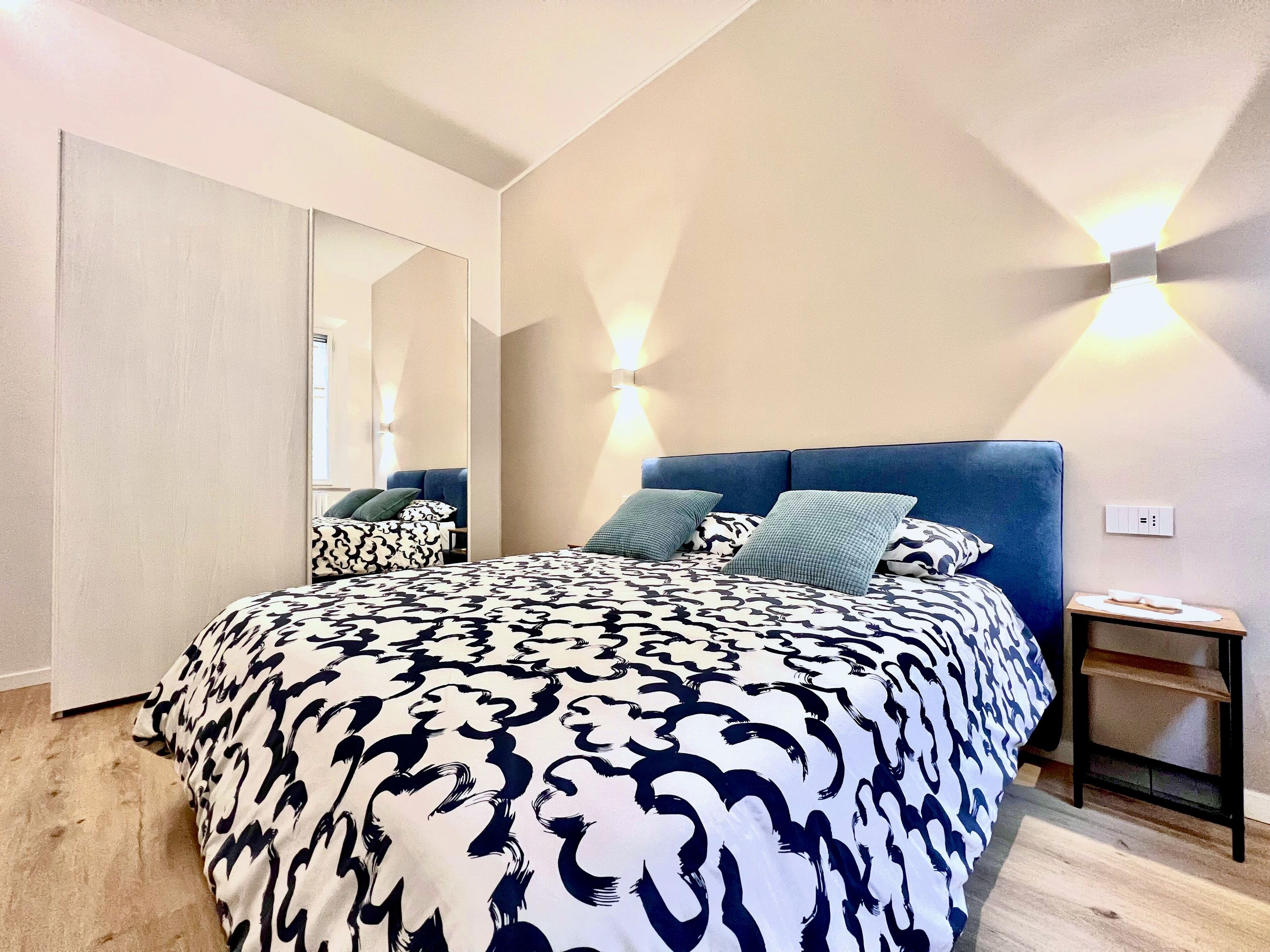 3 عدّة غرف نوم ومكواة/لوح كي وواي فاي وملاءات أسرّة