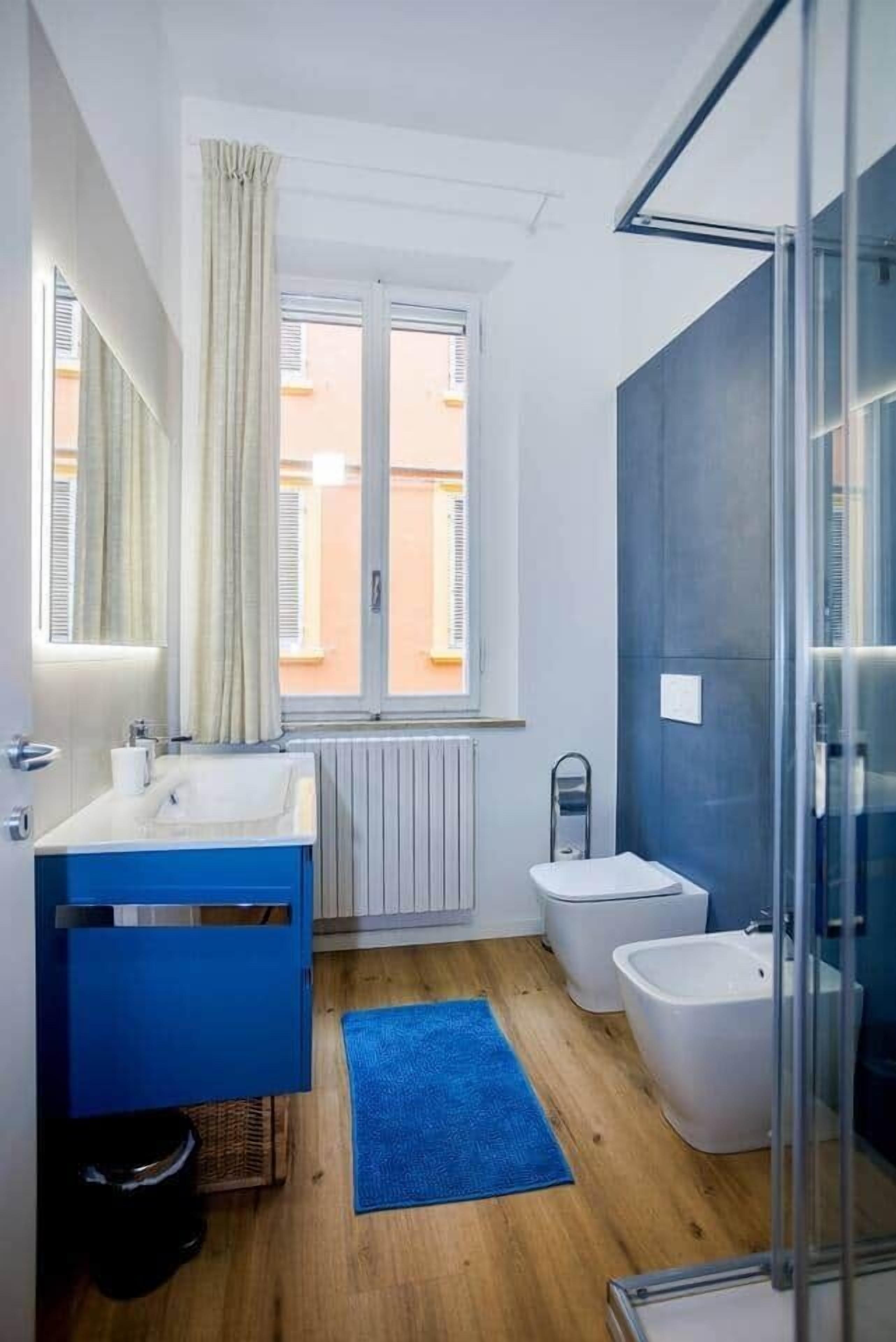 Een douche, een haardroger, een bidet, handdoeken