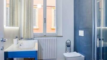 Een douche, een haardroger, een bidet, handdoeken