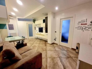 Living area - Claude Street apartment (TARANTO)
