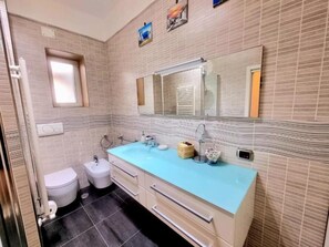 Douche, sèche-cheveux, bidet, serviettes fournies