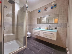 Shower, hair dryer, bidet, towels - Claude Street apartment (TARANTO)