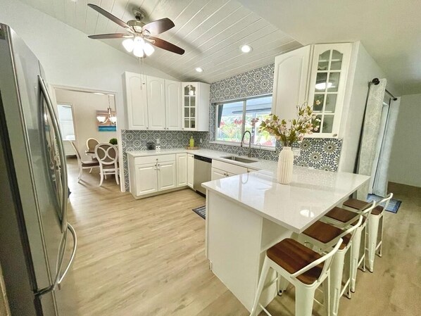 冷蔵庫、電子レンジ、オーブン、コンロ