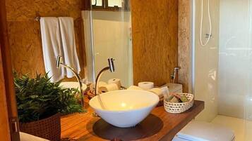 Deluxe Room | Bathroom | Shower, hair dryer, towels, toilet paper