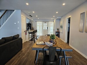 Dining - Casa Azul - Cozy Waterfront Cottage near Point Pelee (Leamington)