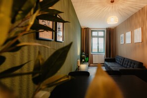 *Living* 2-Room Apartment with Kitchen | Living area | 45-inch Smart TV with cable channels, Netflix, streaming services - Luga Homes - Karli (Leipzig)