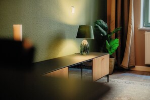 *Living* 2-Room Apartment with Kitchen | 起居区 | 45-英寸智能电视（配备有线频道）、Netflix、流媒体服务