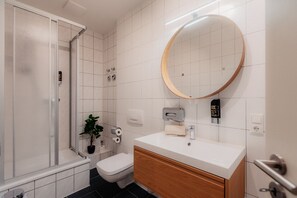 *Living* 2-Room Apartment with Kitchen | Banheiro | Secador de cabelo, toalhas de banho, sabonete, shampoo