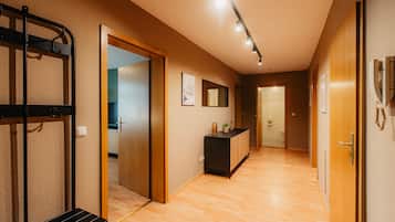 *Big Living* 2-Room Apartment with Kitchen | 2 間臥室、遮光布/窗簾、搖籃/嬰兒床、免費無線上網