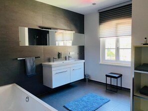 シャワー、タオル、トイレットペーパー