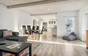 Smart TV - Nice home in Roslev with WiFi (Roslev)