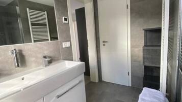 Dusche, Handtücher, Seife, Toilettenpapier
