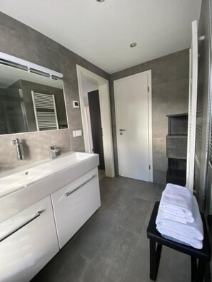 Dusj, håndklær, såpe og toalettpapir