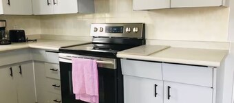 Entire House 3 bedroom Walking to West Ed Mall