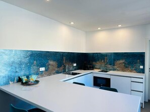 Een koelkast, een kookplaat, een vaatwasser