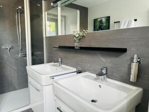 Dusche, Handtücher, Seife, Toilettenpapier